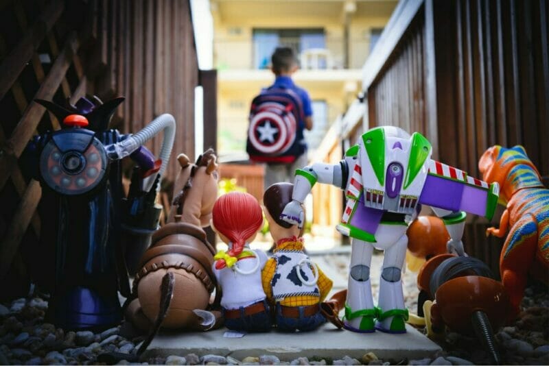 Toy Story Charaktere geben einem Kind Support.