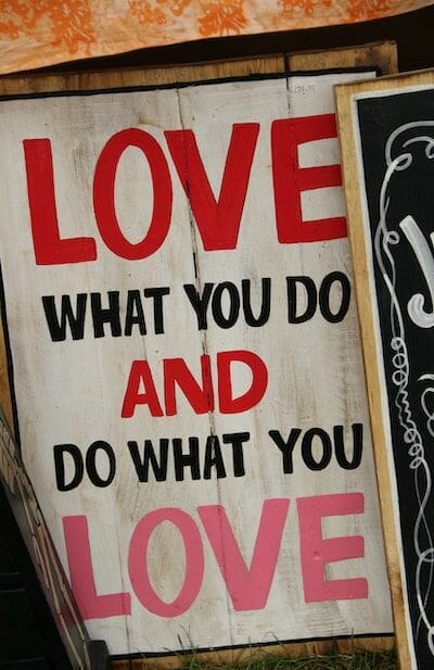 Ein Schild, das sagt: Liebe, was du tust und tue, was du liebst.