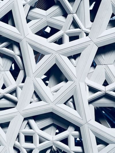 Eine Nahaufnahme eines weißen Gebäudes mit geometrischen Formen.