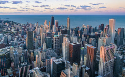 Eine Luftaufnahme der Skyline von Chicago.