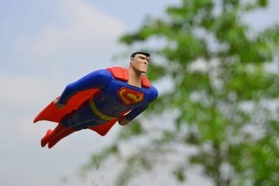 Ein Spielzeug-Supermann, der durch die Luft fliegt.