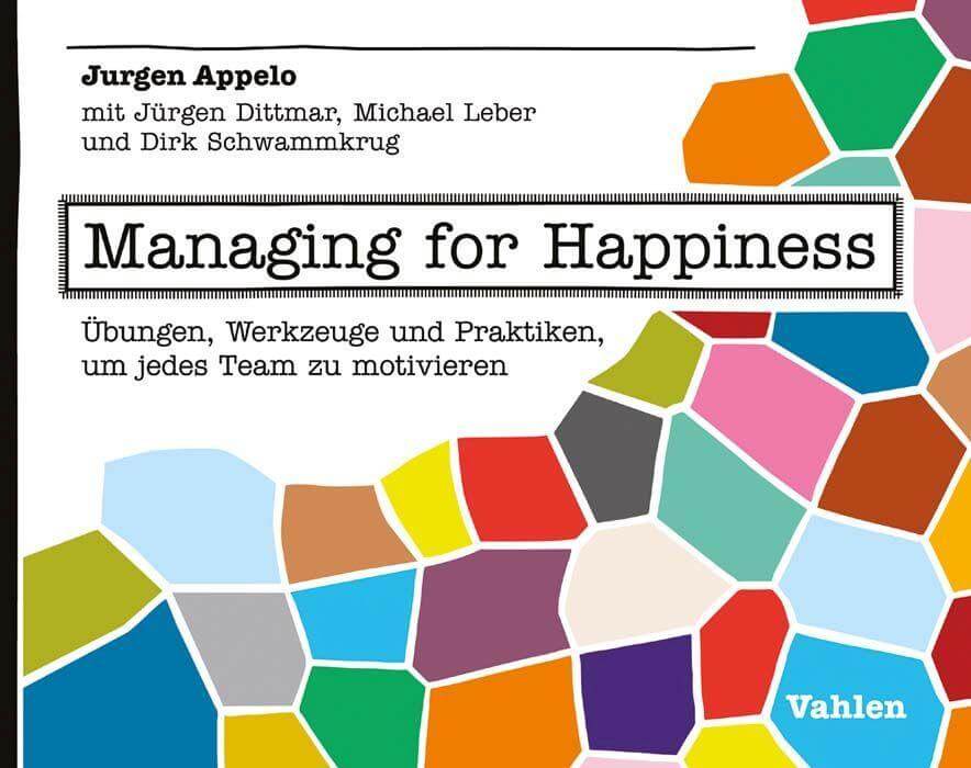 Bunter Mosaikhintergrund mit einem Buchcover mit dem Titel „Management for Happiness“ und den Namen der Autoren.
